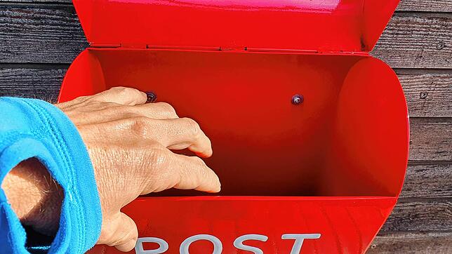 Griff ins Leere. In der Region häufen sich die Beschwerden über eine unzuverlässige Postzustellung.