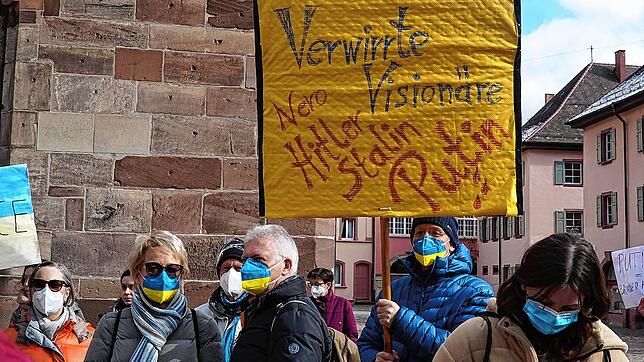 Ein Zeichen für die Ukraine und gegen den Angriffskriegs von Putin: In Villingen gehen die Menschen auf die Straße.