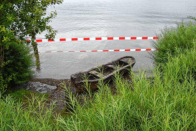 Die untersten Spielgeräte am Spielplatz sind gesperrt und schon halb im Wasser.