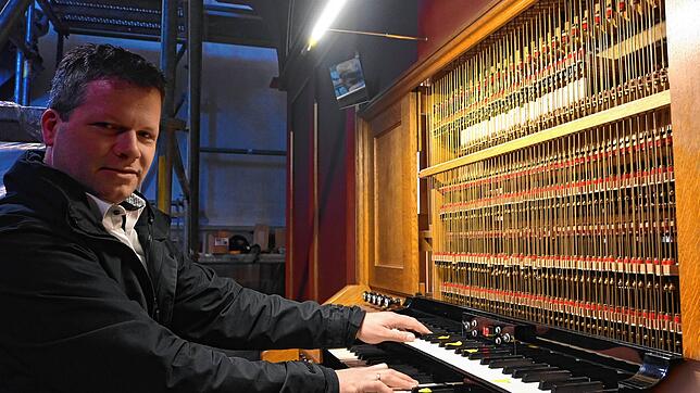 Andreas Jetter an der Orgel, die derzeit noch restauriert wird. Jetter hatte die Erweiterung um eine Setzer-Kombination, also einer ...