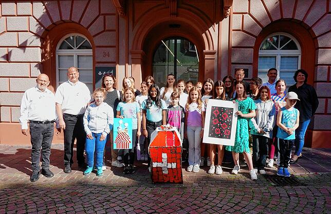 Schwyzertags-Kunstwettbewerb: Vor dem Tiengener Rathaus bei der Vernissage Schüler mit einigen Arbeiten, vorne von links ...