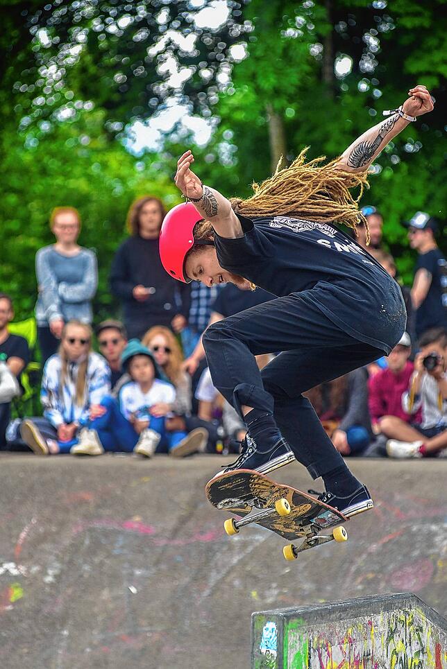 Fabio Capasso zeigt vor Publikum seine Tricks beim Fest zum Zehnjährigen des Skateparks im Jahr 2016.
