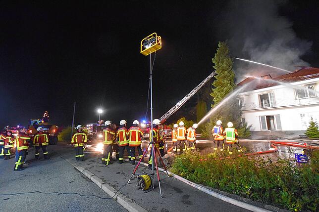 Bild 15: Bilder von den Löscharbeiten beim Großbrand eines Dachstuhls in Mahlspüren im Tal