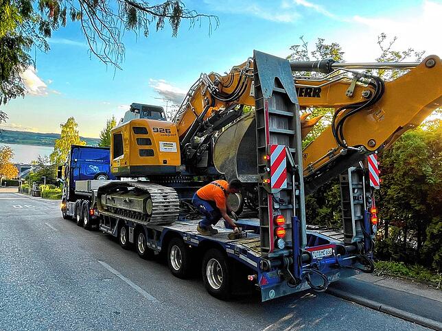 Während der Tag so langsam zu Ende geht, wird der Bagger auf einen LKW geladen. &bdquo;So ein Ereignis sieht man hier in Überlingen ...