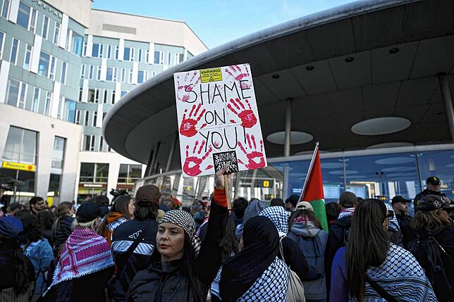Pro-palästinensische Demonstranten, die sich gegen die Teilnahme Israels am 68. Eurovision Song Contest ESC aussprechen, demonstrieren ...