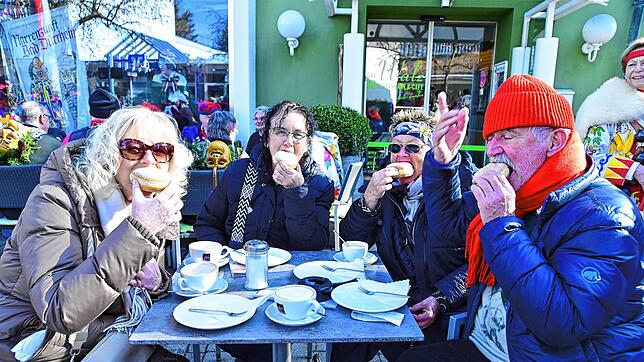 Berliner zur Stärkung Bevor der Umzug beginnt, stärken sich Sabine Mohorn (von links), Jutta Schneider und Sieglinde und Werner Tröltsch im Straßencafé mit ...