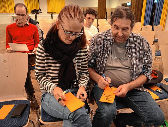 Christiane Himmelsbach und Thomas Gerster schreiben ebenso ihre Vorschläge zum Klimaschutz in Markdorf auf. Hinter ihnen sitzen Frieder ...