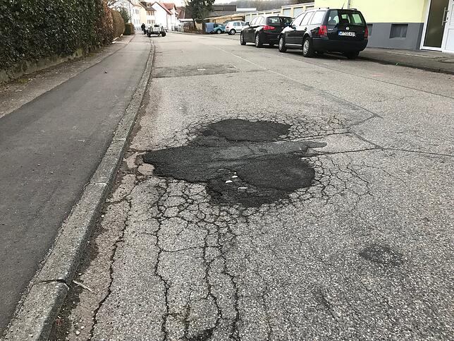Nur noch Flickwerk: In der Breitmattstraße reihen sich bislang Schlagloch an Flickstelle, wie diese Aufnahme vom März 2018 zeigt. Das ...