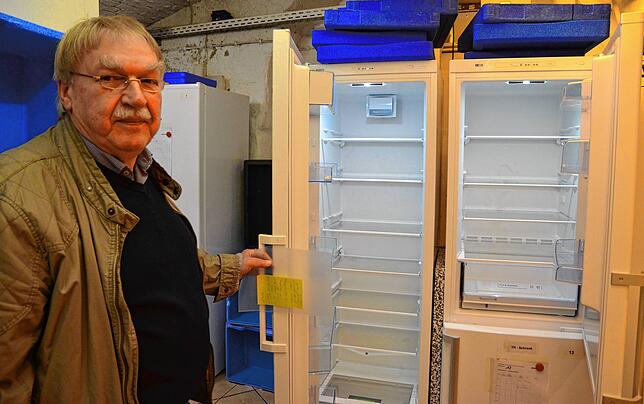 Ein Bild mit Symbolcharakter: Tafelleiter Günther Wieth vor einem leeren Kühlschrank in der Markdorfer Tafel. Seit die ...