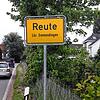 Das Emmendinger Reute-Schild auf Gemarkung Radolfzell: Bereits im Laufe des Dienstags ist der Schriftzug Emmendingen überklebt worden.
