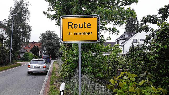 Das Emmendinger Reute-Schild auf Gemarkung Radolfzell: Bereits im Laufe des Dienstags ist der Schriftzug Emmendingen überklebt worden.