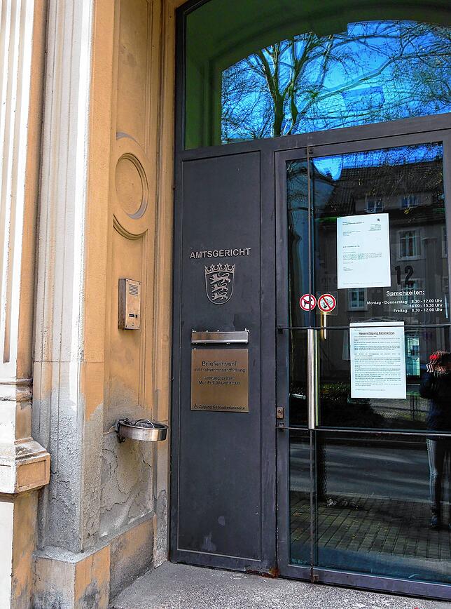 Der Eingang des Konstanzer Amtsgerichts. Hier musste sich ein 26-Jähriger wegen einer Vergewaltigung mit Körperverletzung verantworten ...