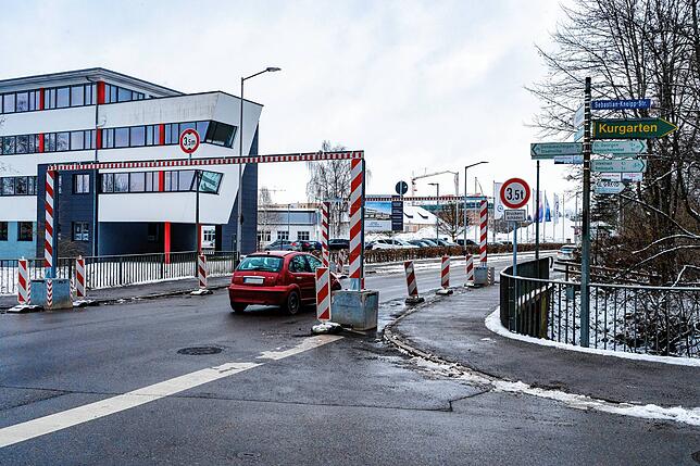 Nach wenigen Stunden ist die Fahrbahn wieder frei, aber nur noch für Fahrzeuge, die maximal 3,50 Meter hoch sind.