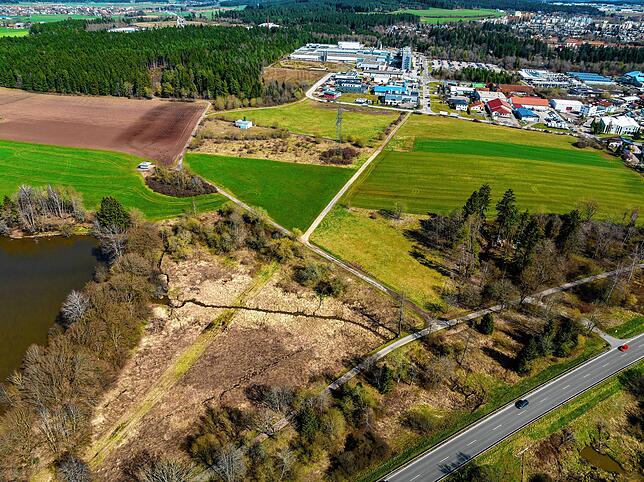 Auf diesem Luftbild sieht man das komplette Szenario. Im Vordergrund die Bundesstraße 33,links der Mönchsee, in der Mitte das Feld mit ...
