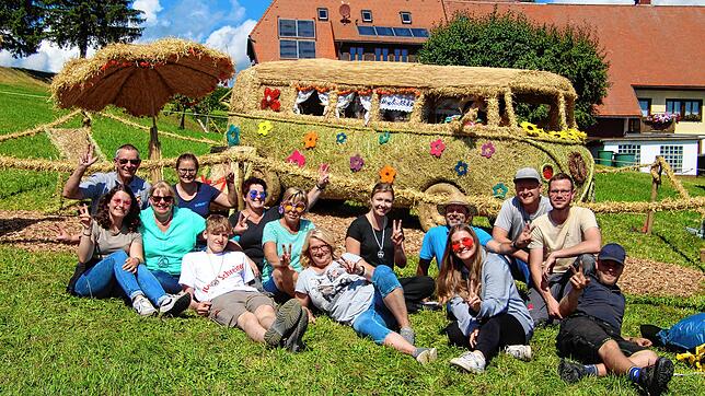 Vor dem Hippiebus der Trachtentanzgruppe Amringschwand-Tiefenhäusern war auch einmal Zeit für ein Päuschen.