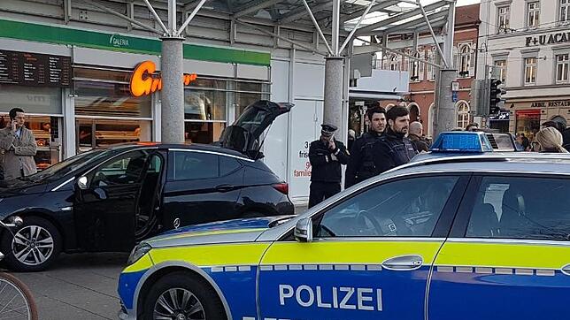 Einsatzkräfte der Polizei vor dem Geschäftshaus in Heidelberg. Direkt davor hatte der Autofahrer mehrere Fußgänger angefahren. Foto: R. ...