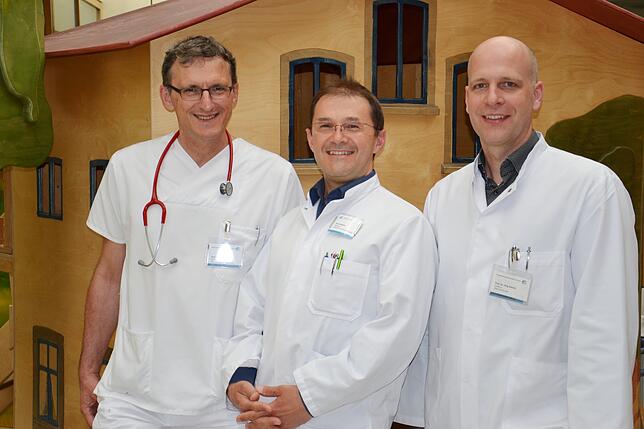Peter Gessler, Chefarzt der Konstanzer Kinderklinik, der neue Kinderchirurg Raul Depner und Jörg Glatzle, Chefarzt der Konstanzer ...
