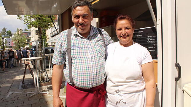 Bobi und Mira Kasumovic sind am Balkan-Grillstand mit von der Partie.