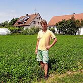 2021: Christof Deggelmann steht in einem der kleinen Äcker beim Haus der Familie, auf dem er und sein Vater vor 35 Jahren Salat ...