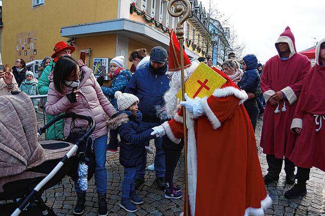 Bild 15: Besuch des Nikolauses in Tiengen sorgt für viele strahlende Kinderaugen