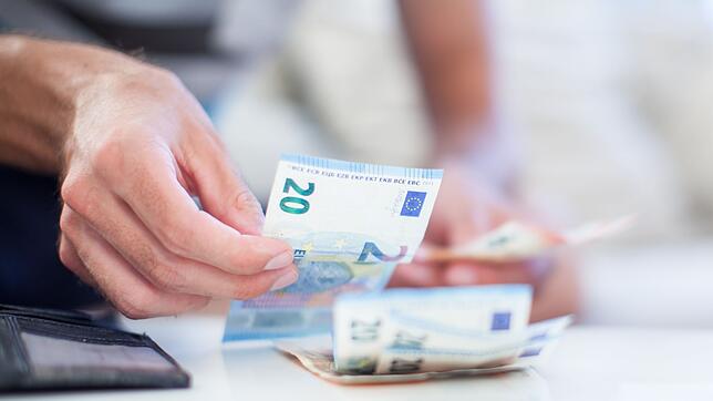 Menschen, die auf Sozialleistungen angewiesen sind, bekommen Geld vom Staat. Doch es gibt auch Sozialbetrüger, die ihre ...
