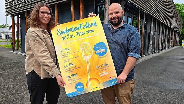 Kathrin Mutter und Manuel Dillmann vom Organisationsteam der Tourist-Information Uhldingen-Mühlhofen freuen sich, dass das Programm für ...