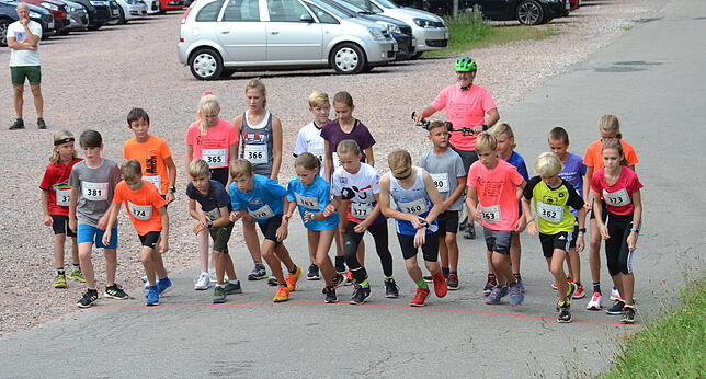 Die ersten Schüler: 21&nbsp;Teilnehmer gingen beim Schülerlauf, der Premiere hatte, an den Start.