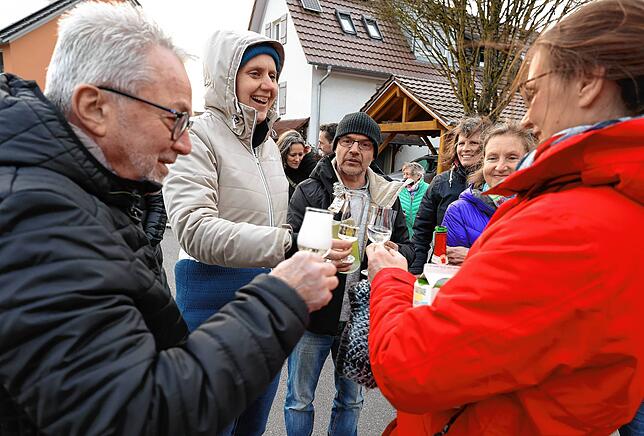 Anwohner der &bdquo;Magnolienstraße&ldquo; stoßen zur Feier des Tages auf die Umbenennung an.
