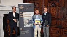Spitalverwalter Stefan Krause (von links) dankt Stifter Peter M. Rudhart zusammen mit Jan Zeitler, Oberbürgermeister und ...