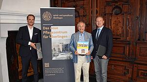 Spitalverwalter Stefan Krause (von links) dankt Stifter Peter M. Rudhart zusammen mit Jan Zeitler, Oberbürgermeister und ...