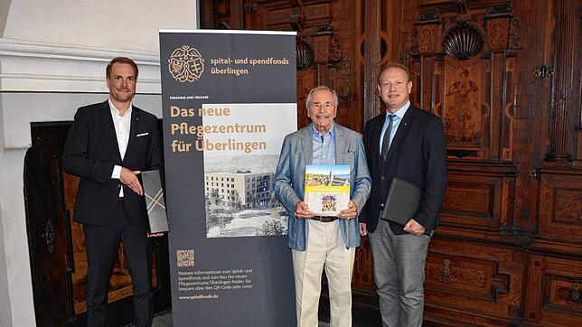Spitalverwalter Stefan Krause (von links) dankt Stifter Peter M. Rudhart zusammen mit Jan Zeitler, Oberbürgermeister und ...