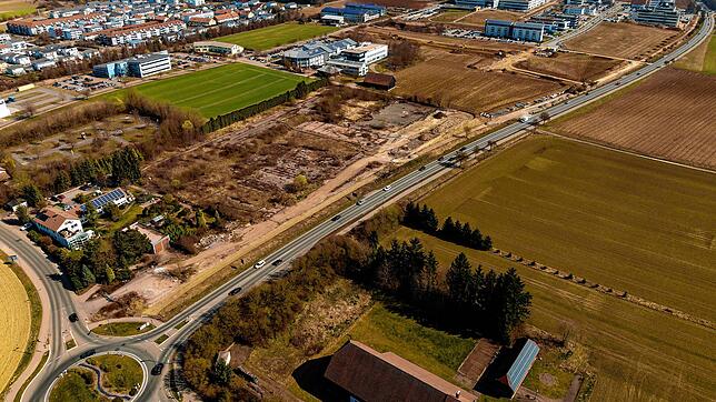 Blick auf den Zentralbereich von Villingen-Schwenningen zwischen dem Wildi-Kreisverkehr (links unten) und dem Schwarzwald-Baar-Klinikum ...
