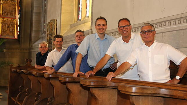 Die Organisatoren des Münsterkonzerts nehmen Aufstellung im Hochchor. Von links: Thomas Kauter (Organisation), Andreas Jetter ...