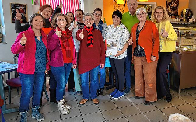 Mitarbeiterinnen der Caritas haben die Besucher im Tafel-Lokal empfangen (von links): Monika Lang, Christine Kaltenbacher, Beate Jörg, ...