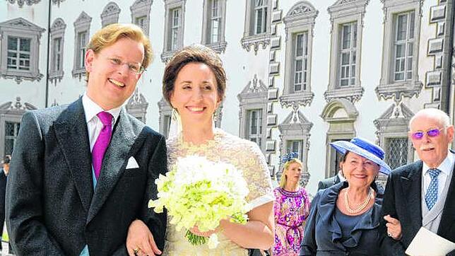 Strahlende Brautleute in 34 Grad Nachmittagshitze, um 15.30 Uhr waren Michael Prinz von Baden und seine Frau Christina Prinzessin von ...