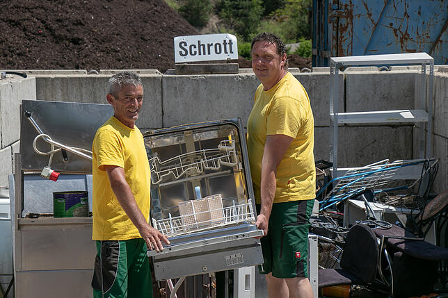Christian Hoch (rechts), der Leiter des Recyclinghofs Küssaberg und seine Mitarbeiter, hier Alfred Böhler, sorgen dafür, dass jeder ...