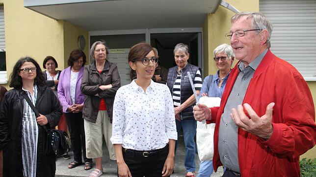 Herbert Weber vom Mieterbund informiert die grüne Abgeordneten Nese Erikli über die geplante Sanierung der Mietwohnungen in der ...