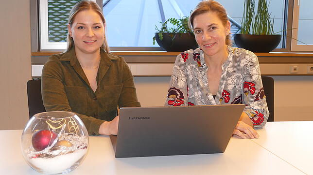 Nicole Ziaja, Ansprechpartnerin für Digitalisierung der Stadtverwaltung (links) und Stefanie Franosz, Leiterin des Bürgertreffpunkts ...