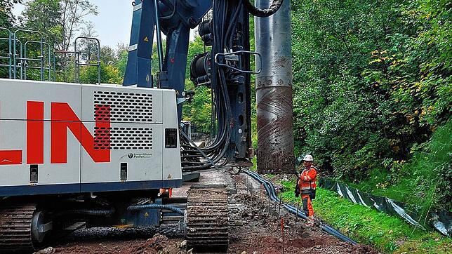 Das Bohrgerät hat eine Gesamthöhe von über 20 Metern. Tag für Tag treibt die riesige Maschine bis zu 40 Löcher mit einem Durchmesser von ...