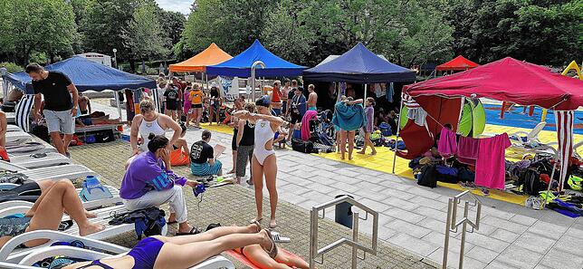 Die Schwimmerinnen und Schwimmer genießen den Aufenthalt in der Anlage des Minara