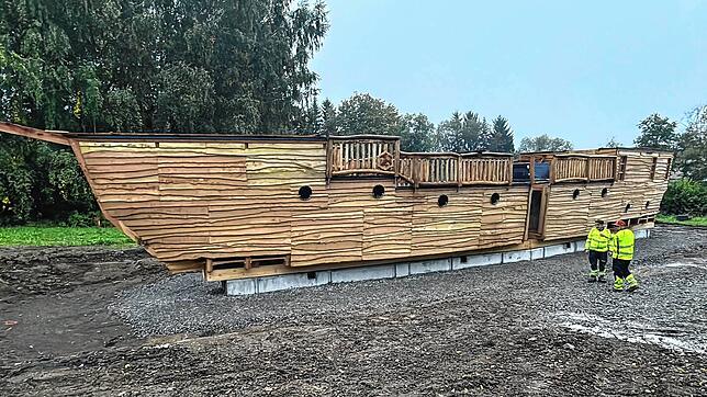 So sieht es aus, das wieder zum Leben erweckte Piratenschiff in Deißlingen.