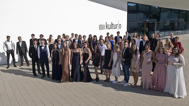 Verabschiedung des Berufskollegs&nbsp;2 der Constantin-Vanotti-Schule im Kultur/O: Die Absolventen haben sich für ein Abschiedsfoto mit ...