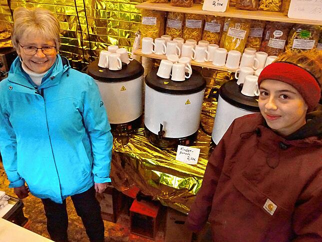 Roswitha Straub (links im Bild) kommt vom Landcafé Gerlach in St. Märgen. Sie bietet mit Anna Maria Benzing Glühwein, Kinderpunsch, Brot ...