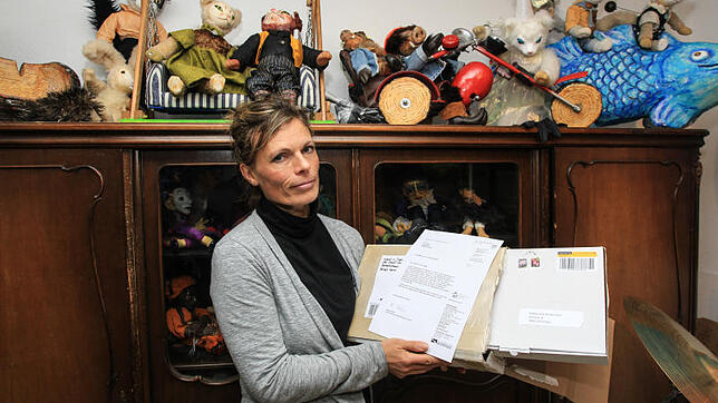 Irmi Wette mit dem Brief und dem Paket der Stadt Konstanz. Sie erhielt ihre Unterlagen zurück und eine Absage für städtische ...