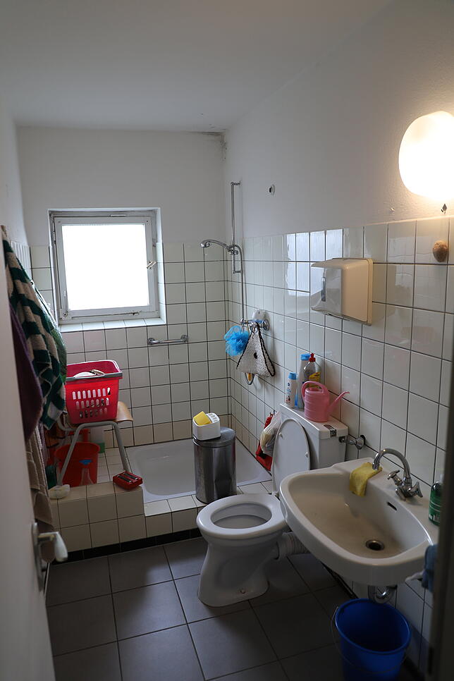 Die Ausstattung des 1-Zimmer-Appartements ist einfach. Der Dusche fehlt beispielsweise ein Vorhang.