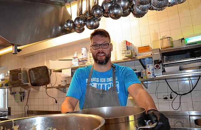 Koch Christian Röck ist der Herr über die Kellen und Töpfe im Wirtshaus-Restaurant. Er arbeitet sehr gern hier – auch wegen des guten ...