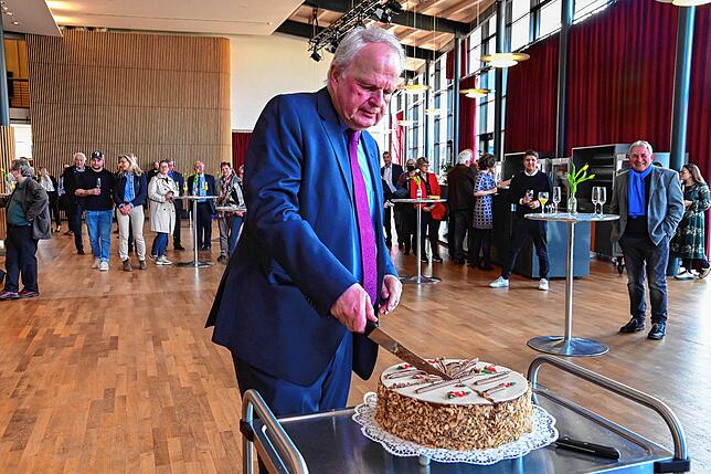 Andreas Dobmeier schneidet die Torte persönlich an, die ihm die Mitgliederinnen des Kulturausschusses aus dem Gmeinderat geschenkt haben.