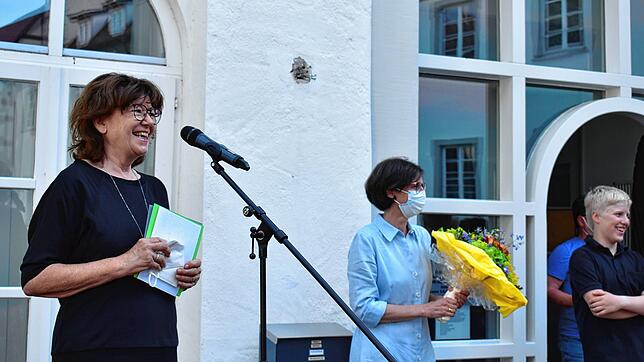 Auch die Umweltgruppe-Stadträtin freut sich: Bürgermeister-Stellvertreterin Christiane Oßwald verkündet gegen 19 Uhr das vorläufige ...