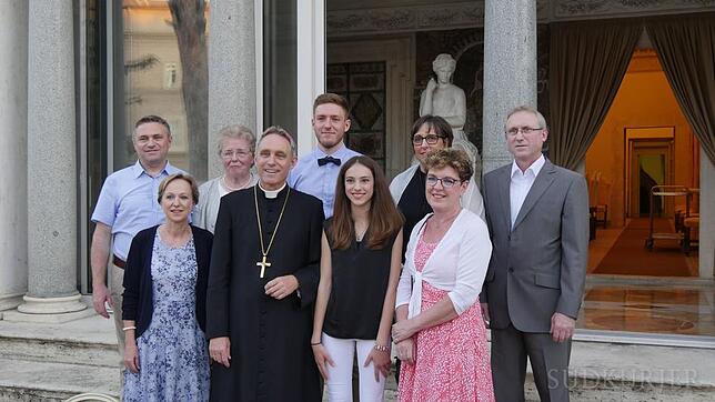 Geschwister und weitere Verwandte haben mit Erzbischof Georg Gänswein dessen 60. Geburtstag in Rom gefeiert. Der Jubilar hat die ...
