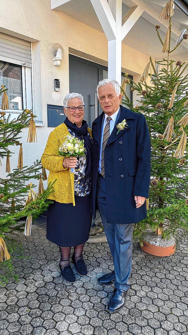 Zur goldenen Hochzeit ihrer Eltern Gerda und Werner Jäger in Birkendorf dekorierten die Töchter und Enkelkinder das Haus traditionell ...